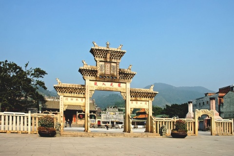 【尚·祈福】肇庆2天＊国家级非遗 德庆龙母庙祈福 千年古庙＊黄金沟森呼吸＊爆红百年骑楼街＊星湖音乐喷泉升级更震撼＜入住城芯全新泊隐酒店 咫尺城标七星岩牌坊，品金牌茶油鸡餐，含1正1早＞