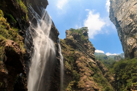 【畅玩·一家一团】南昌、庐山、高铁4天＊庐山云上枯岭镇＊庐山如琴湖锦绣谷＊小火车游三叠泉＊访滕王阁＜连住2晚庐山山上，万寿宫美食文化街，4人成团＞