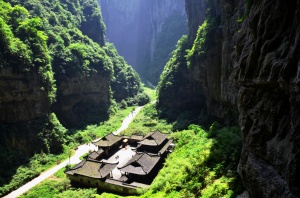 【爆款抢购 ·一家一团】重庆武隆、双飞5天＊天生三桥悬崖电梯＊仙女山草原小火车＊轻轨穿楼白象居＊夜游洪崖洞＊网红下浩里＜全程入住豪华市区酒店，升级一晚武隆超豪华景观房，赠送无人机表演或半天市区旅拍，4人成团＞