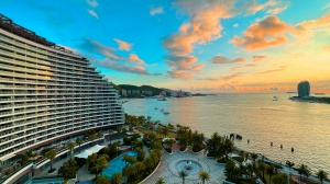 【爆款三亞自由行】三亞、雙飛4天＊2晚連住三亞天成中央海岸海景酒店＊指定南航航班＊首晚免費(fèi)迷你吧＊2人起行＜酒店贈(zèng)送優(yōu)選旅拍一次含 3 張電子版照片，報(bào)名即知航班時(shí)間，尊享爆款超值換購(gòu)，二次確認(rèn)＞