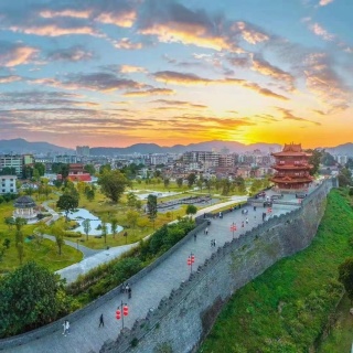 【尚·祈福】肇庆2天＊国家级非遗 德庆龙母庙祈福 千年古庙＊黄金沟森呼吸＊爆红百年骑楼街＊星湖音乐喷泉升级更震撼＜入住城芯全新泊隐酒店 咫尺城标七星岩牌坊，品金牌茶油鸡餐，含1正1早＞